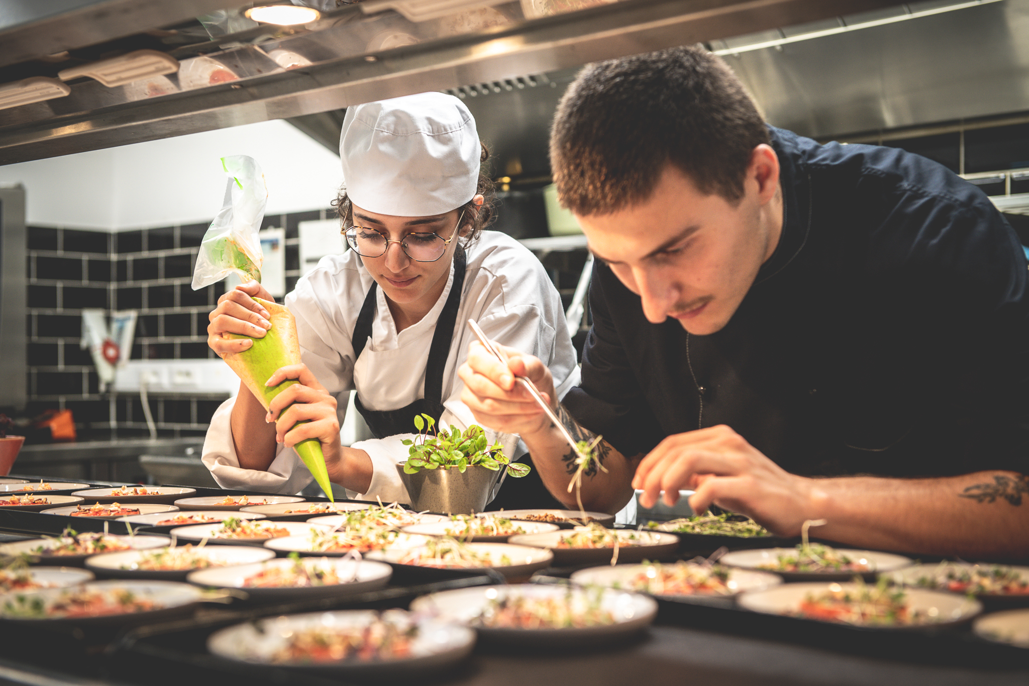 Kok en chef werken eten af