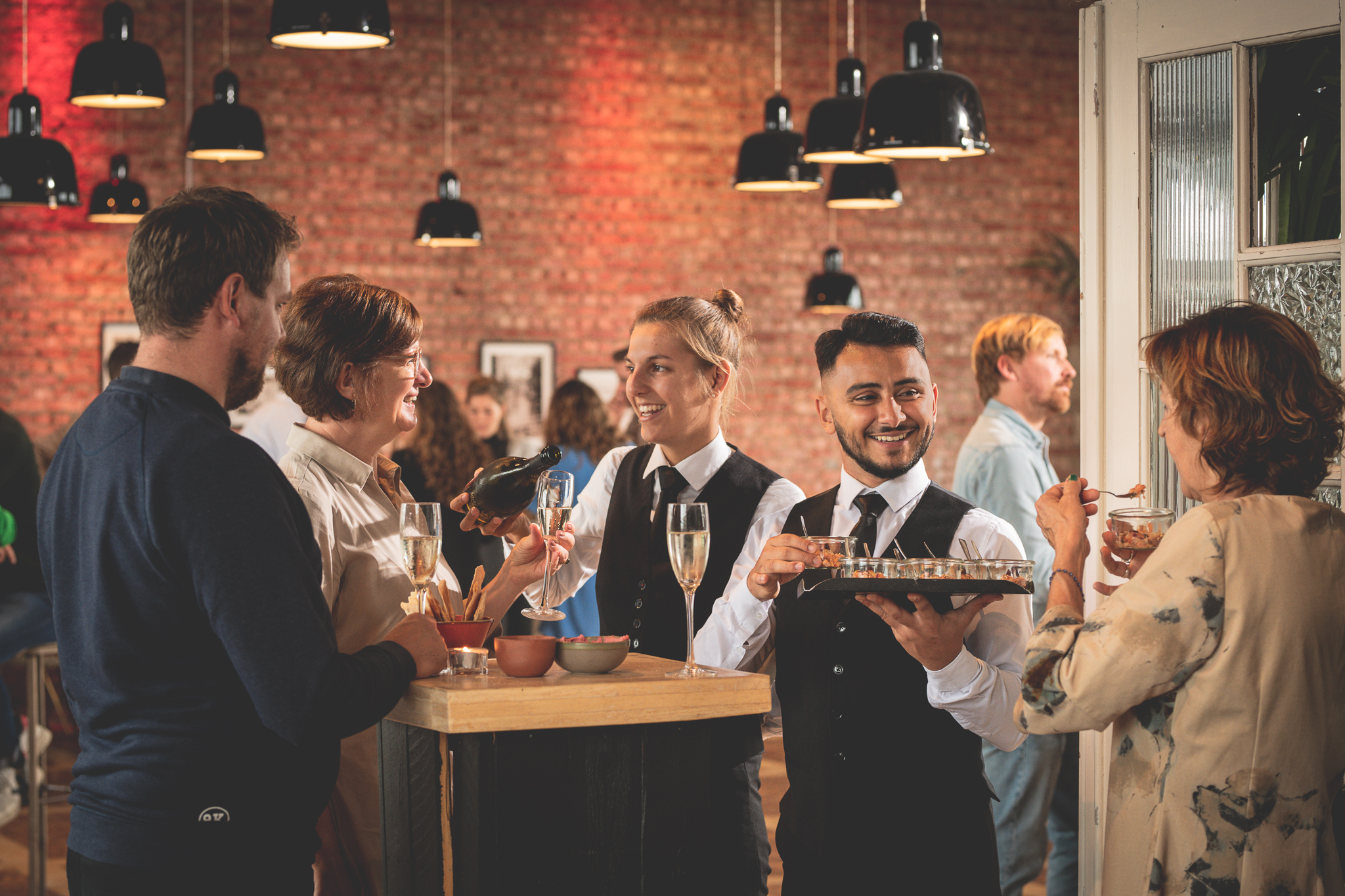 Bediening van groep door jongen en meisje