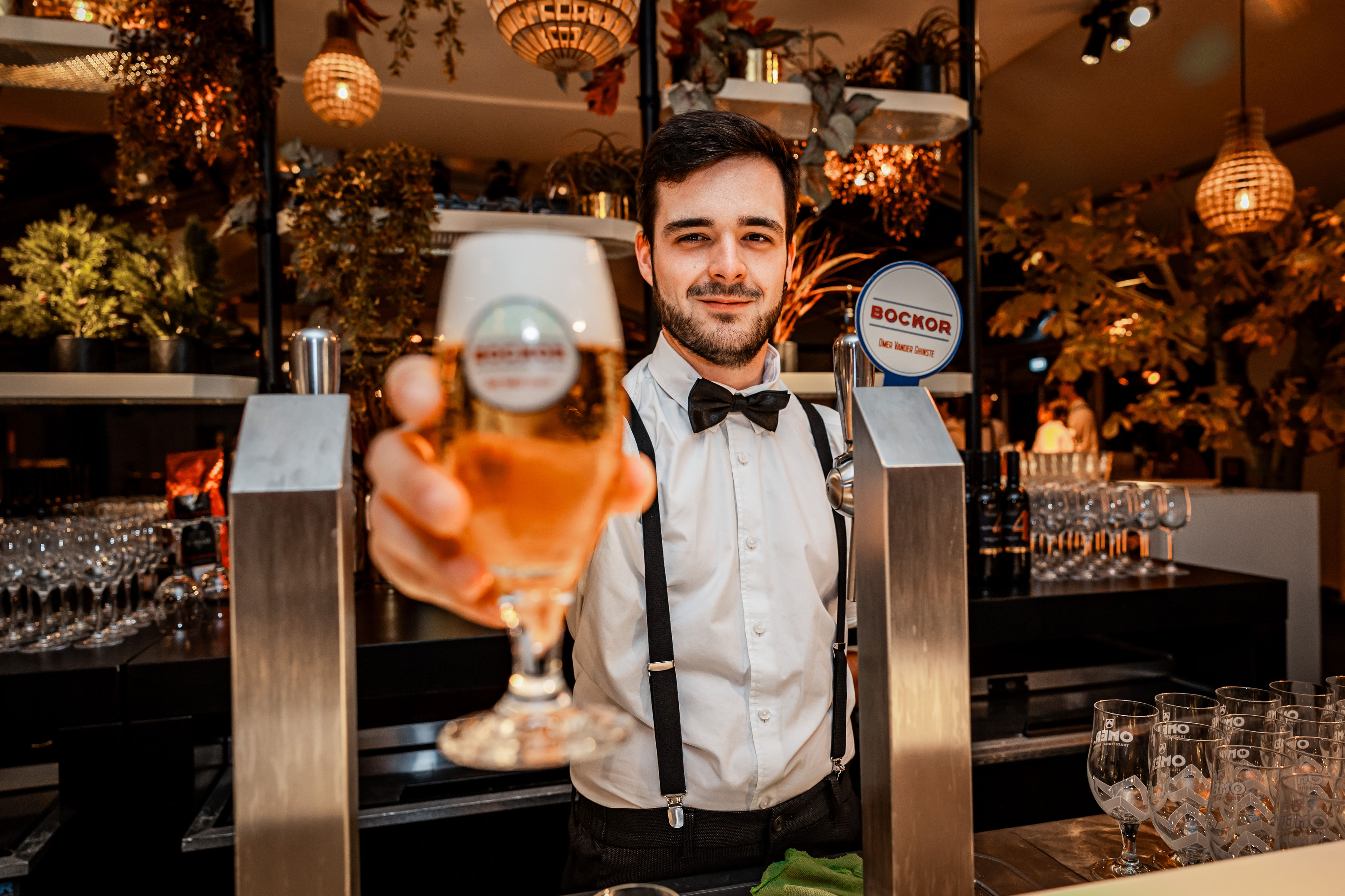 Flexijob ober biedt glas aan